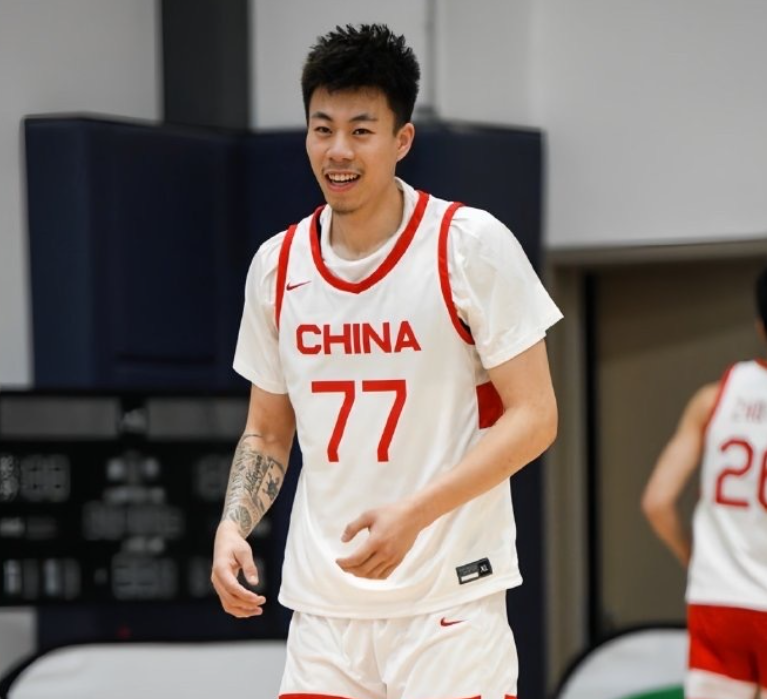 在线体育直播-深圳男篮训练开放日；集结日外线爆发引欢呼；荷甲在即；数据趋势出现新变化的简单介绍